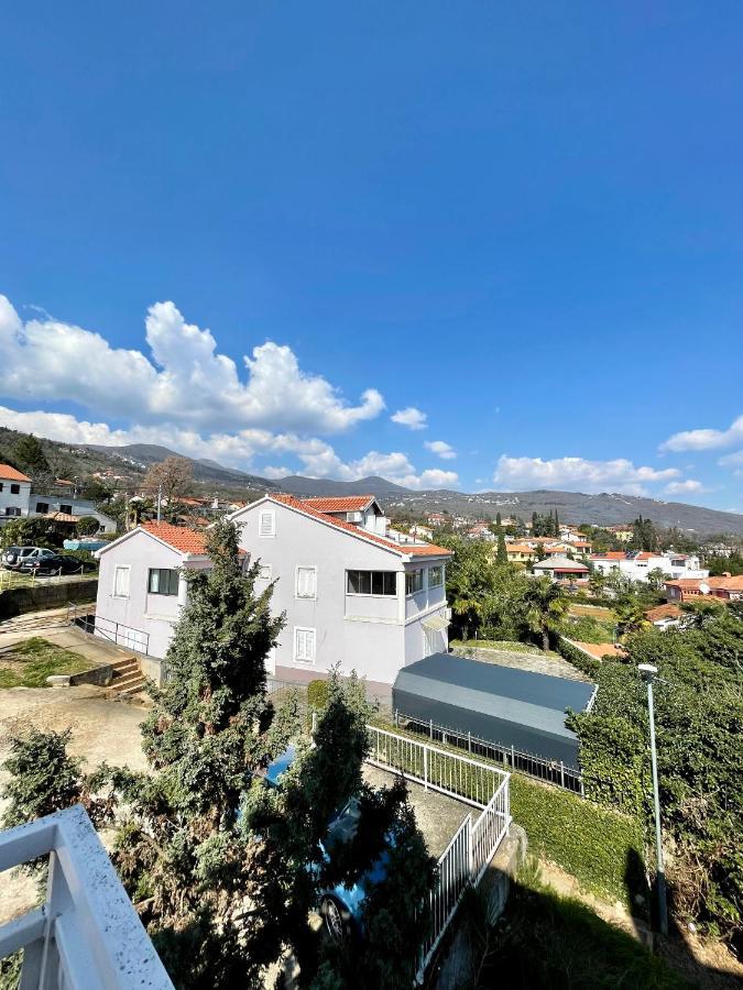 Apartment Lady Daniela Mit Meerblick In Lovran Exterior foto