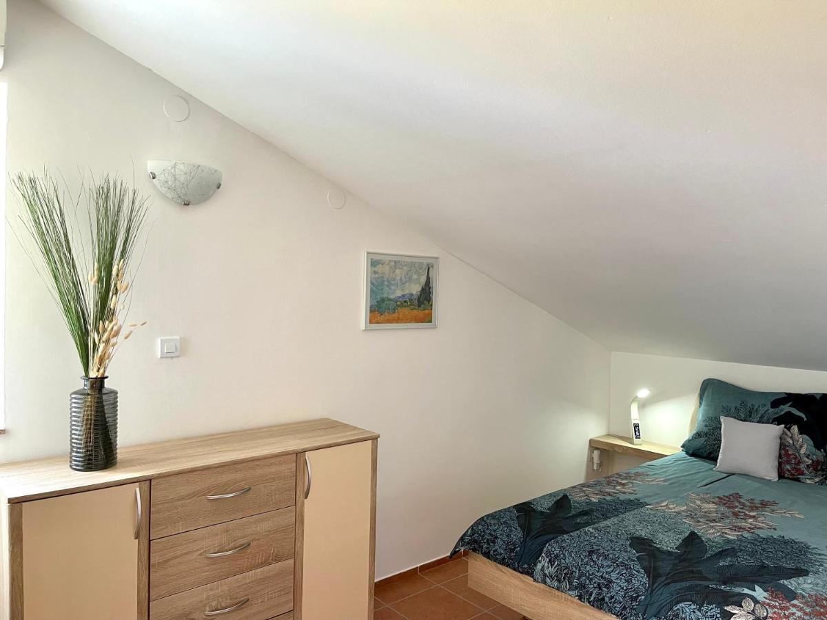 Apartment Lady Daniela Mit Meerblick In Lovran Exterior foto